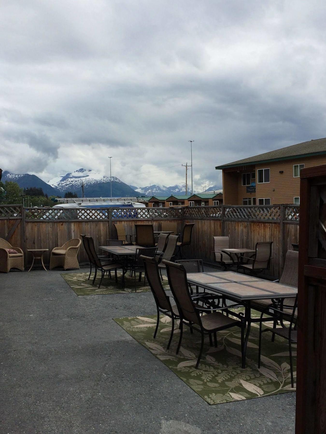 Totem Hotel And Suites Valdez Exterior foto